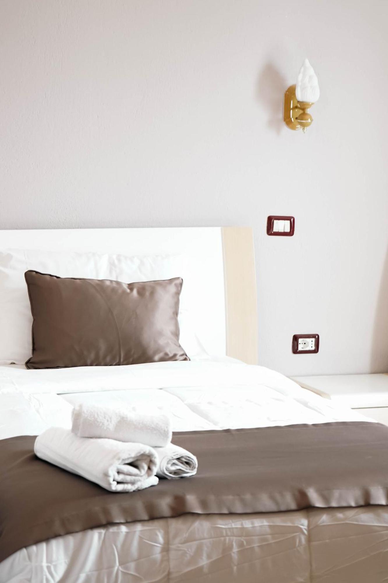 Hotel Kristal Дуррес Екстер'єр фото