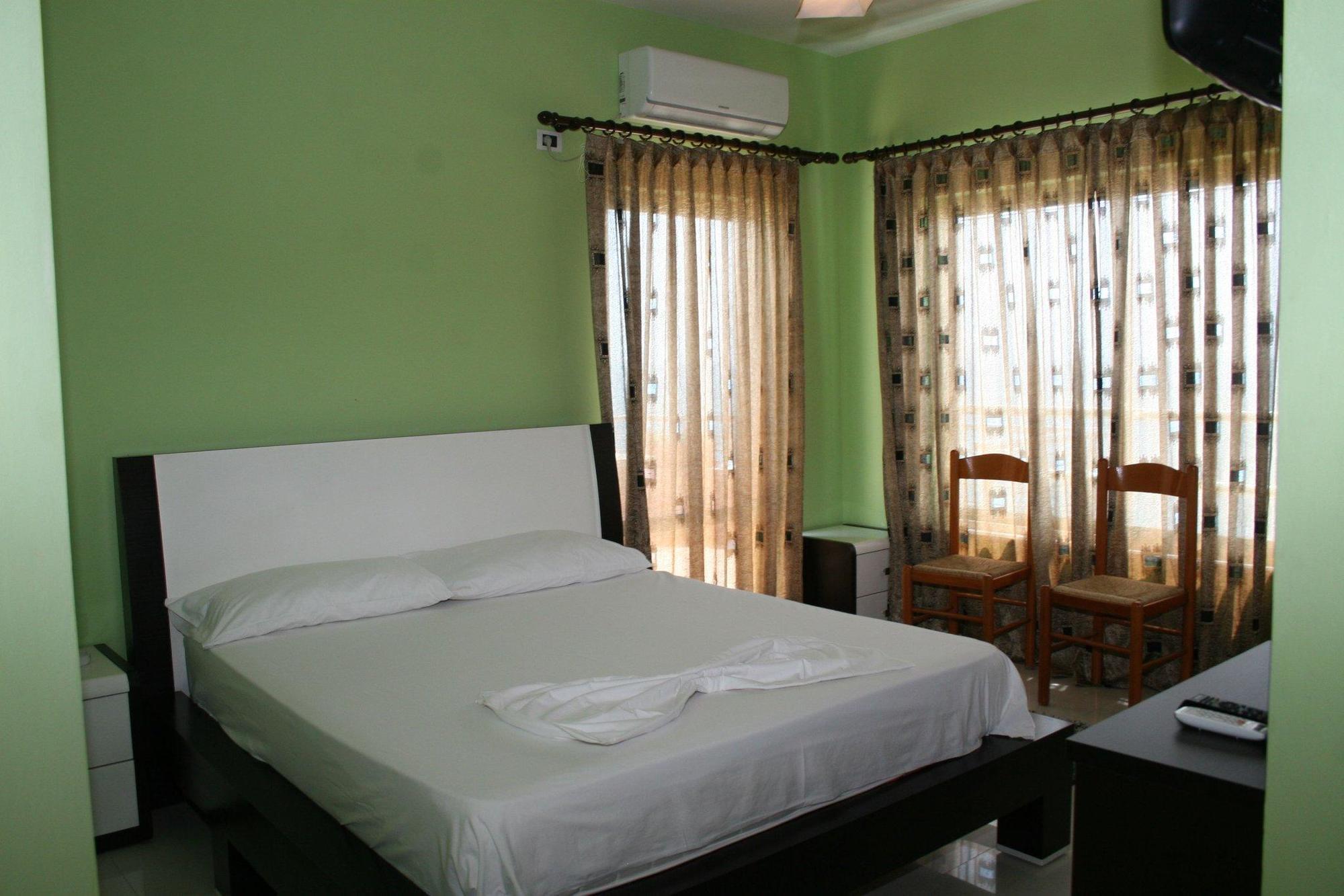 Hotel Kristal Дуррес Екстер'єр фото
